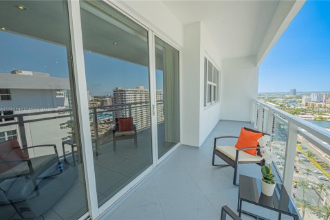 Condo in Hallandale Beach, Florida, 2 bedrooms  № 1870044 - photo 20
