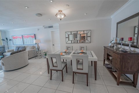 Condo in Hallandale Beach, Florida, 2 bedrooms  № 1870044 - photo 17