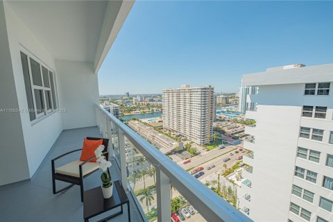Condo in Hallandale Beach, Florida, 2 bedrooms  № 1870044 - photo 21