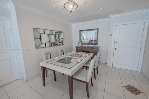 Condo in Hallandale Beach, Florida, 2 bedrooms  № 1870044 - photo 18