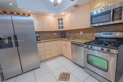 Condo in Hallandale Beach, Florida, 2 bedrooms  № 1870044 - photo 4