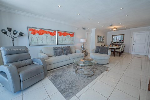 Condo in Hallandale Beach, Florida, 2 bedrooms  № 1870044 - photo 9