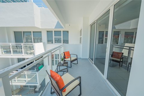 Condo in Hallandale Beach, Florida, 2 bedrooms  № 1870044 - photo 24