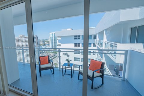 Condo in Hallandale Beach, Florida, 2 bedrooms  № 1870044 - photo 13