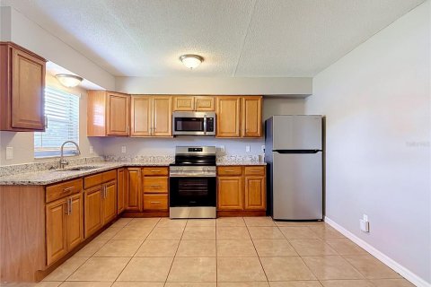 House in Dade City, Florida 4 bedrooms, 108.14 sq.m. № 2167354 - photo 17