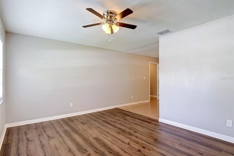 House in Dade City, Florida 4 bedrooms, 108.14 sq.m. № 2167354 - photo 11