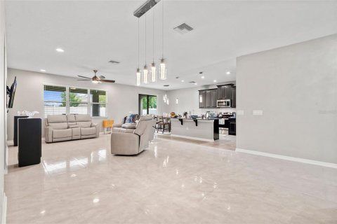 House in Spring Hill, Florida 5 bedrooms, 293.11 sq.m. № 2099414 - photo 12