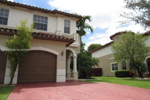 Townhouse in Miramar, Florida 3 bedrooms, 157.93 sq.m. № 2067095 - photo 2