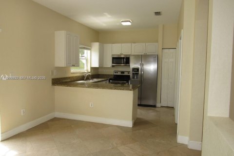 Townhouse in Miramar, Florida 3 bedrooms, 157.93 sq.m. № 2067095 - photo 7