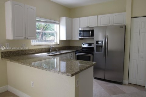 Townhouse in Miramar, Florida 3 bedrooms, 157.93 sq.m. № 2067095 - photo 6