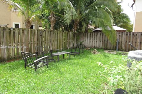 Townhouse in Miramar, Florida 3 bedrooms, 157.93 sq.m. № 2067095 - photo 18