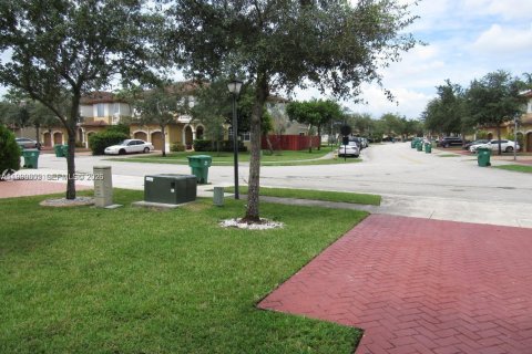 Townhouse in Miramar, Florida 3 bedrooms, 157.93 sq.m. № 2067095 - photo 4