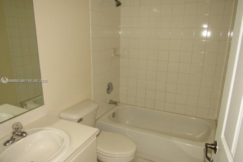 Townhouse in Miramar, Florida 3 bedrooms, 157.93 sq.m. № 2067095 - photo 12