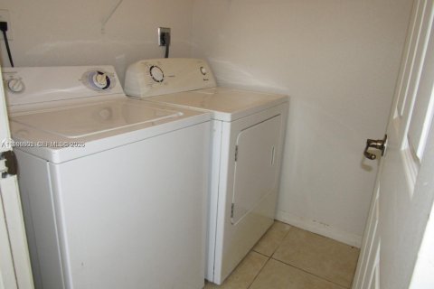 Townhouse in Miramar, Florida 3 bedrooms, 157.93 sq.m. № 2067095 - photo 15