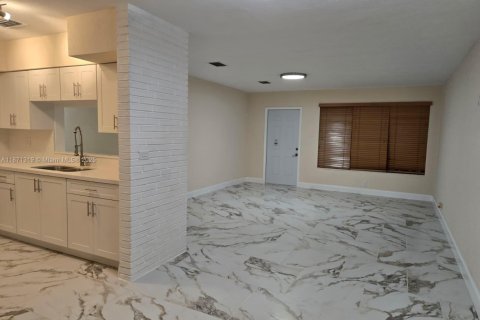 House in Hollywood, Florida 3 bedrooms, 134.89 sq.m. № 1920414 - photo 3