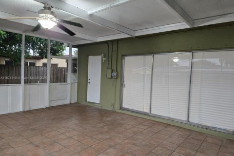 House in Hollywood, Florida 3 bedrooms, 134.89 sq.m. № 1920414 - photo 10