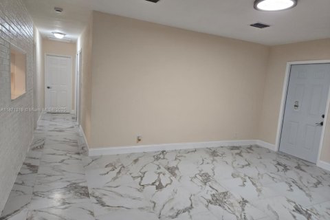 House in Hollywood, Florida 3 bedrooms, 134.89 sq.m. № 1920414 - photo 4