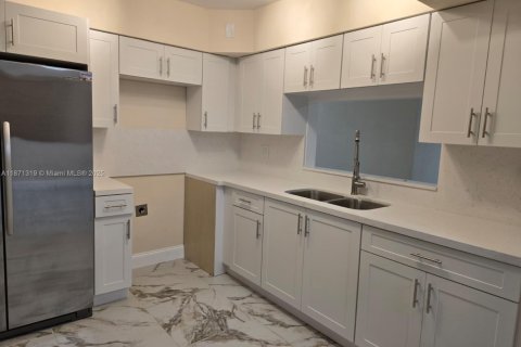 House in Hollywood, Florida 3 bedrooms, 134.89 sq.m. № 1920414 - photo 7