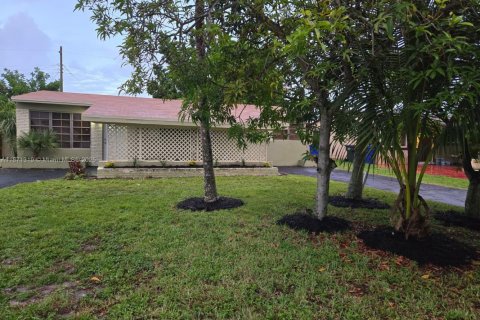 House in Hollywood, Florida 3 bedrooms, 134.89 sq.m. № 1920414 - photo 1