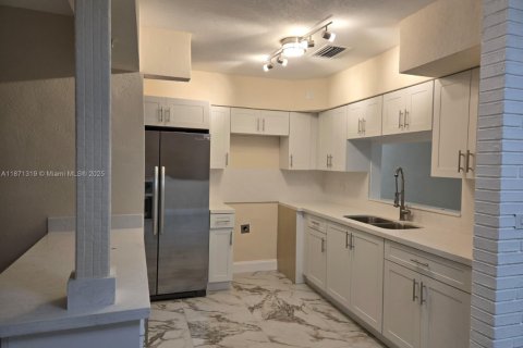 House in Hollywood, Florida 3 bedrooms, 134.89 sq.m. № 1920414 - photo 6