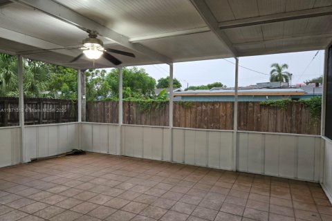 House in Hollywood, Florida 3 bedrooms, 134.89 sq.m. № 1920414 - photo 9