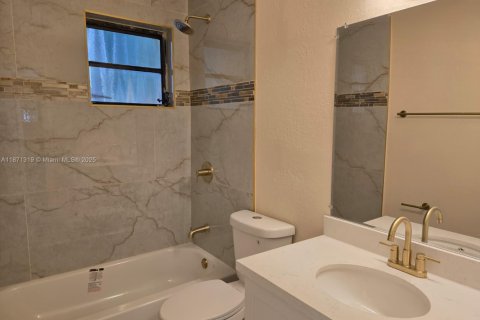 House in Hollywood, Florida 3 bedrooms, 134.89 sq.m. № 1920414 - photo 8