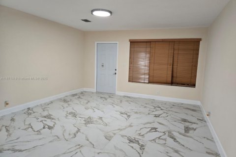 House in Hollywood, Florida 3 bedrooms, 134.89 sq.m. № 1920414 - photo 2
