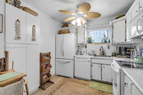 Condo in North Miami Beach, Florida, 2 bedrooms  № 2009554 - photo 11