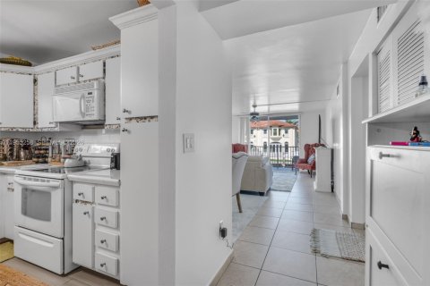 Condo in North Miami Beach, Florida, 2 bedrooms  № 2009554 - photo 13