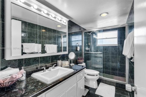 Condo in North Miami Beach, Florida, 2 bedrooms  № 2009554 - photo 26