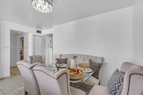 Condo in North Miami Beach, Florida, 2 bedrooms  № 2009554 - photo 10