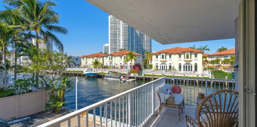 Condo in North Miami Beach, Florida, 2 bedrooms  № 2009554