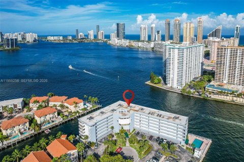 Condo in North Miami Beach, Florida, 2 bedrooms  № 2009554 - photo 4