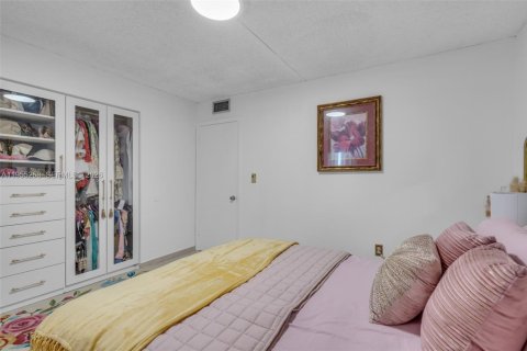 Condo in North Miami Beach, Florida, 2 bedrooms  № 2009554 - photo 15