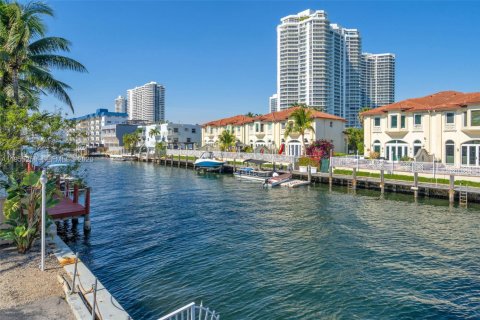 Condo in North Miami Beach, Florida, 2 bedrooms  № 2009554 - photo 5