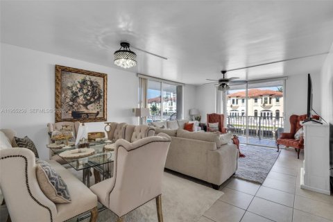 Condo in North Miami Beach, Florida, 2 bedrooms  № 2009554 - photo 17