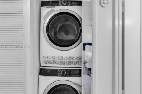 Condo in North Miami Beach, Florida, 2 bedrooms  № 2009554 - photo 28