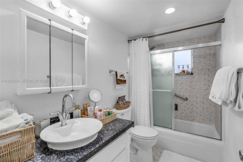Condo in North Miami Beach, Florida, 2 bedrooms  № 2009554 - photo 27