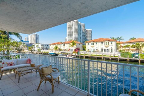 Condo in North Miami Beach, Florida, 2 bedrooms  № 2009554 - photo 2