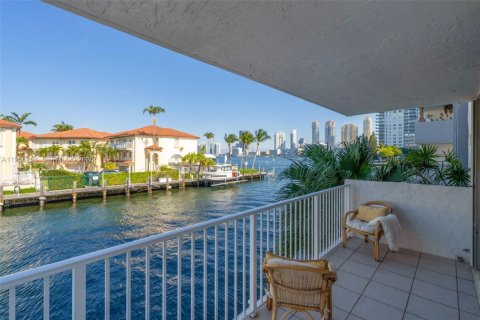 Condo in North Miami Beach, Florida, 2 bedrooms  № 2009554 - photo 3