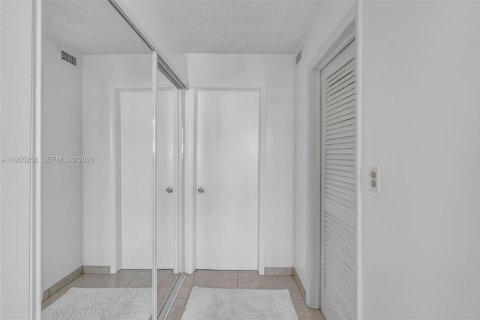 Condo in North Miami Beach, Florida, 2 bedrooms  № 2009554 - photo 24