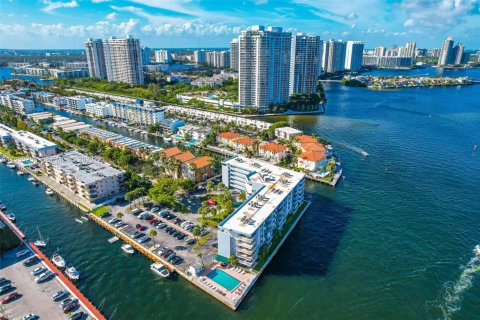 Condo in North Miami Beach, Florida, 2 bedrooms  № 2009554 - photo 30