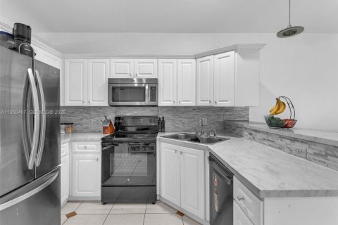 House in Fort Lauderdale, Florida 4 bedrooms, 173.91 sq.m. № 2021931 - photo 13