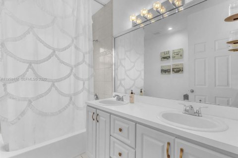 House in Fort Lauderdale, Florida 4 bedrooms, 173.91 sq.m. № 2021931 - photo 25