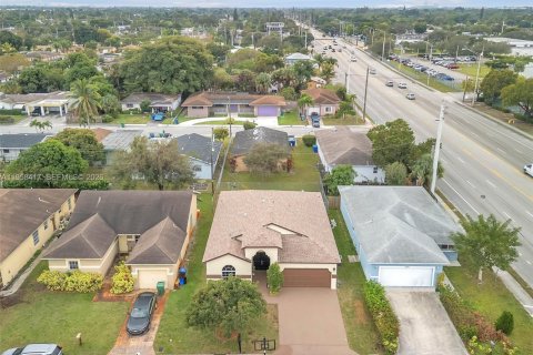 House in Fort Lauderdale, Florida 4 bedrooms, 173.91 sq.m. № 2021931 - photo 2