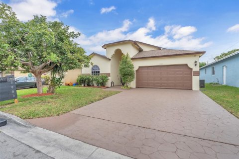 House in Fort Lauderdale, Florida 4 bedrooms, 173.91 sq.m. № 2021931 - photo 3