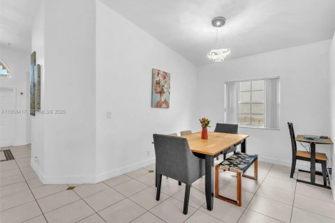 House in Fort Lauderdale, Florida 4 bedrooms, 173.91 sq.m. № 2021931 - photo 11