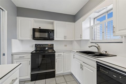 Condo in Saint Petersburg, Florida, 2 bedrooms  № 2221971 - photo 6