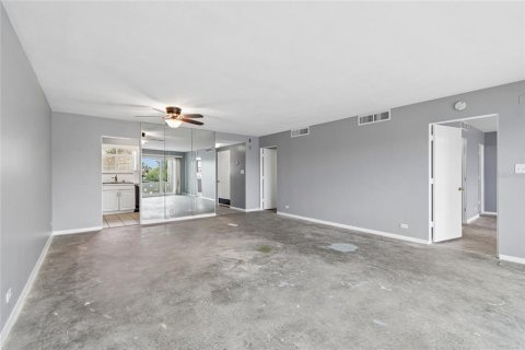 Condo in Saint Petersburg, Florida, 2 bedrooms  № 2221971 - photo 12