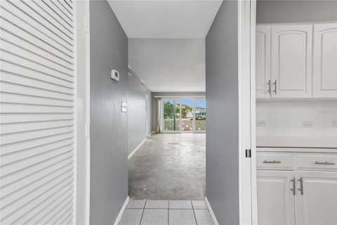Condo in Saint Petersburg, Florida, 2 bedrooms  № 2221971 - photo 4